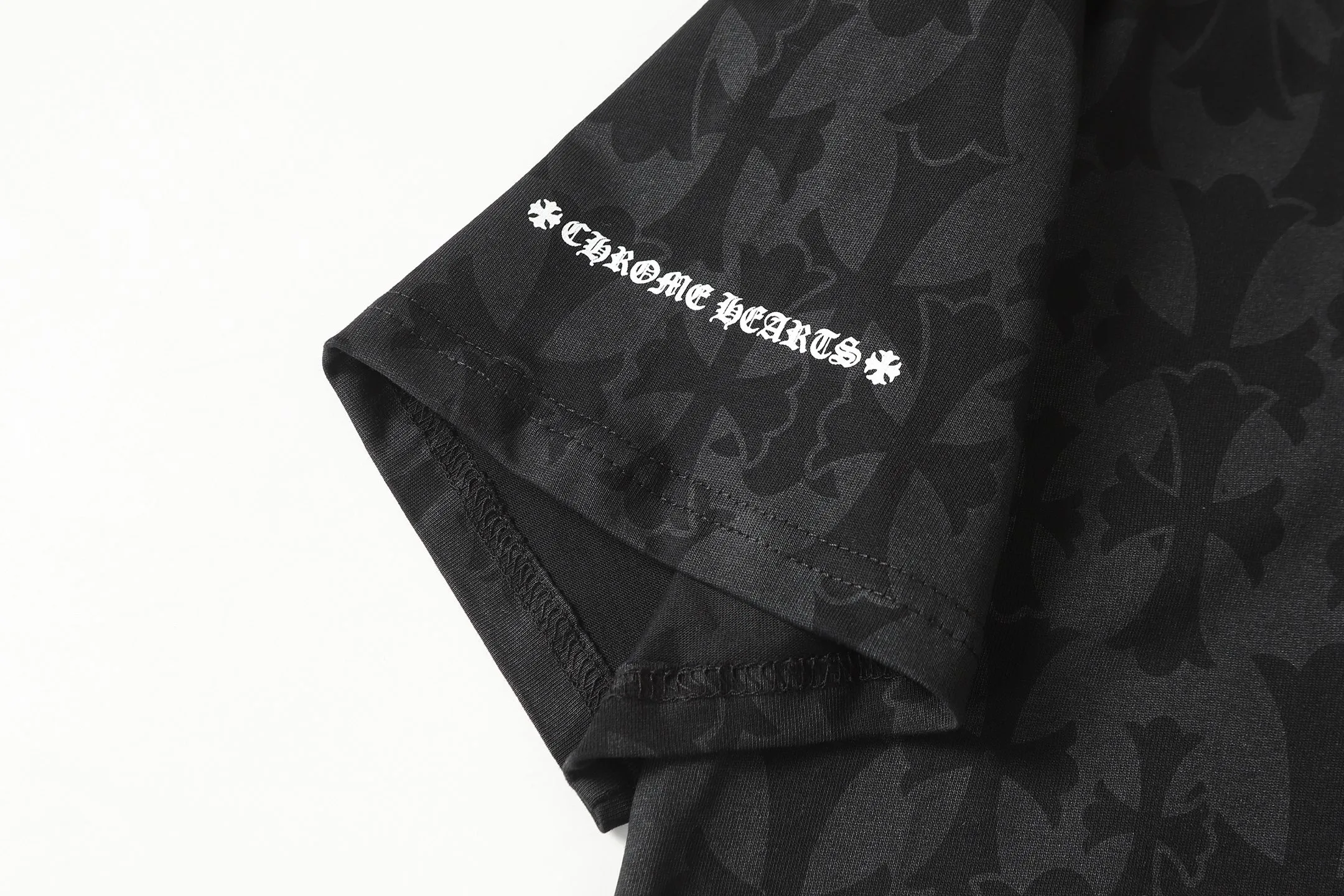 P170 Chrome Hearts CH Chrome Hearts Dark Pattern Horseshoe Sanskrit Short Sleeve T-shirt Uses direct injection imported machine printing Hardware and accessories are milled and customized Correctly configured Black 2025 Chrome Hearts authentic packaging 260 grams of custom-dyed double-yarn cotton Large version Loose and stylish Differentiated from lower versions Slim and long version The upper body stretches the hips 100% commitment: top quality Not fast food The highest version on the market Top quality - different from the ordinary versions on the market If you care about quality, you should also respect the price. Absolutely 0 after-sales service and 0 return rate so far. It’s hard not to love the style - 260g double yarn cotton custom dyed fabric - Correct high-density main mark, washed tag, hand-sewn
